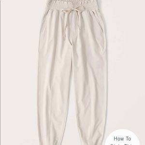 Abercrombie Women’s traveler joggers size M